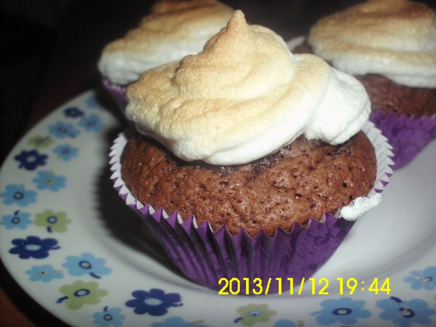 Briose de ciocolata cu bezea