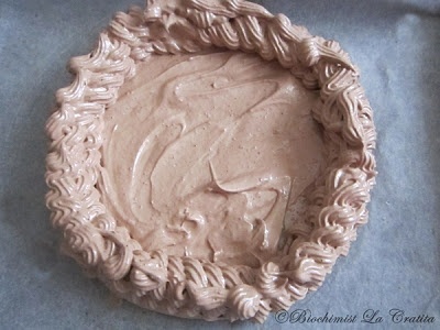 Pavlova cu nuci caramelizate si cacao