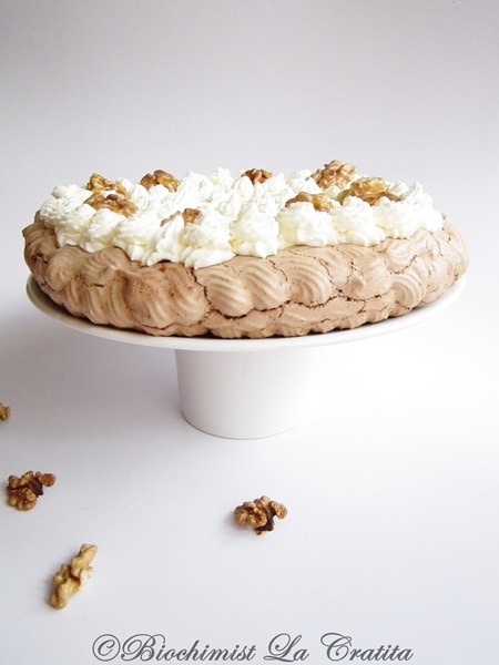 Pavlova cu nuci caramelizate si cacao