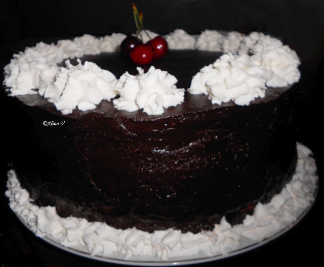 Tort cu fructe si frosting de cacao