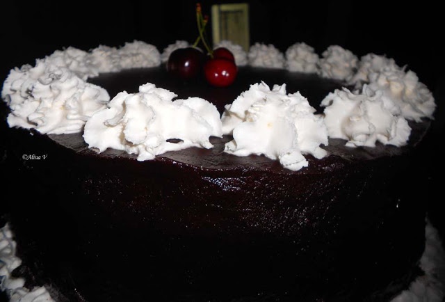 Tort cu fructe si frosting de cacao