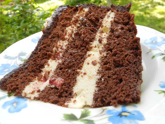 Tort cu fructe si frosting de cacao