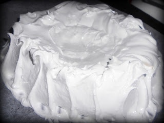 Tort Pavlova cu muguri de brad si capsune