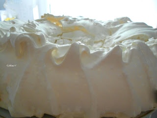 Tort Pavlova cu muguri de brad si capsune