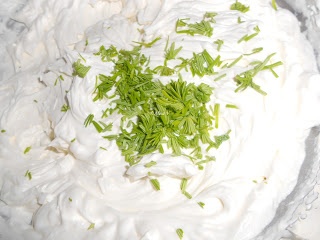 Tort Pavlova cu muguri de brad si capsune