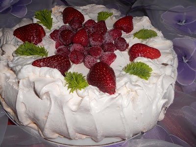 Tort Pavlova cu muguri de brad si capsune