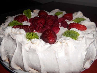Tort Pavlova cu muguri de brad si capsune