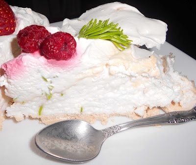 Tort Pavlova cu muguri de brad si capsune