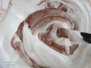 Tort etajat cu mascarpone, ciocolata, visine si zmeura