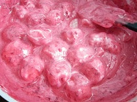 Tort etajat cu mascarpone, ciocolata, visine si zmeura