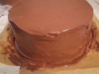 Tort etajat cu mascarpone, ciocolata, visine si zmeura