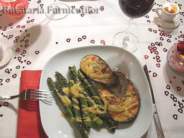 Somon la gratar cu garnitura de sparanghel