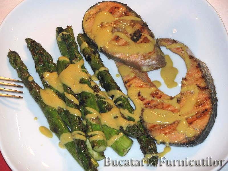 Somon la gratar cu garnitura de sparanghel