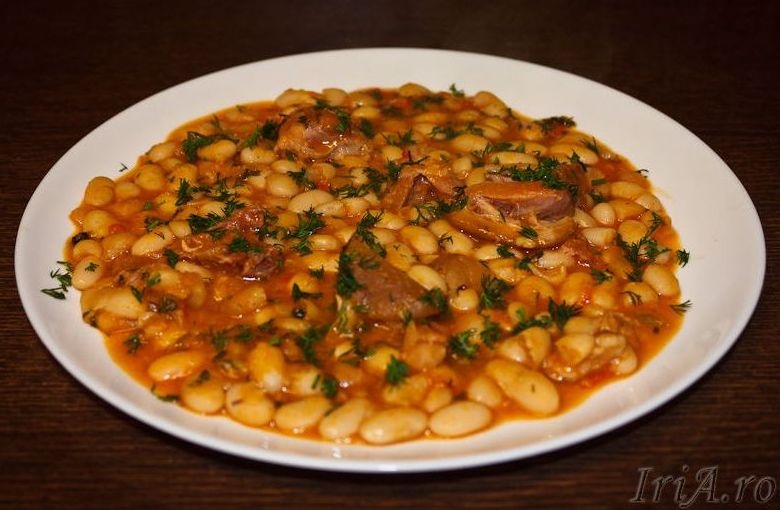 Iahnie de fasole cu ciolan afumat