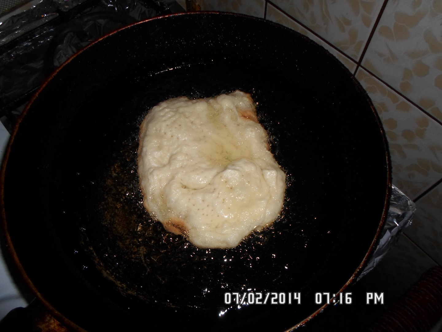 Langosi cu usturoi, smantana si branza