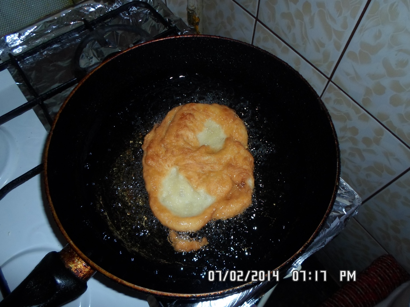 Langosi cu usturoi, smantana si branza