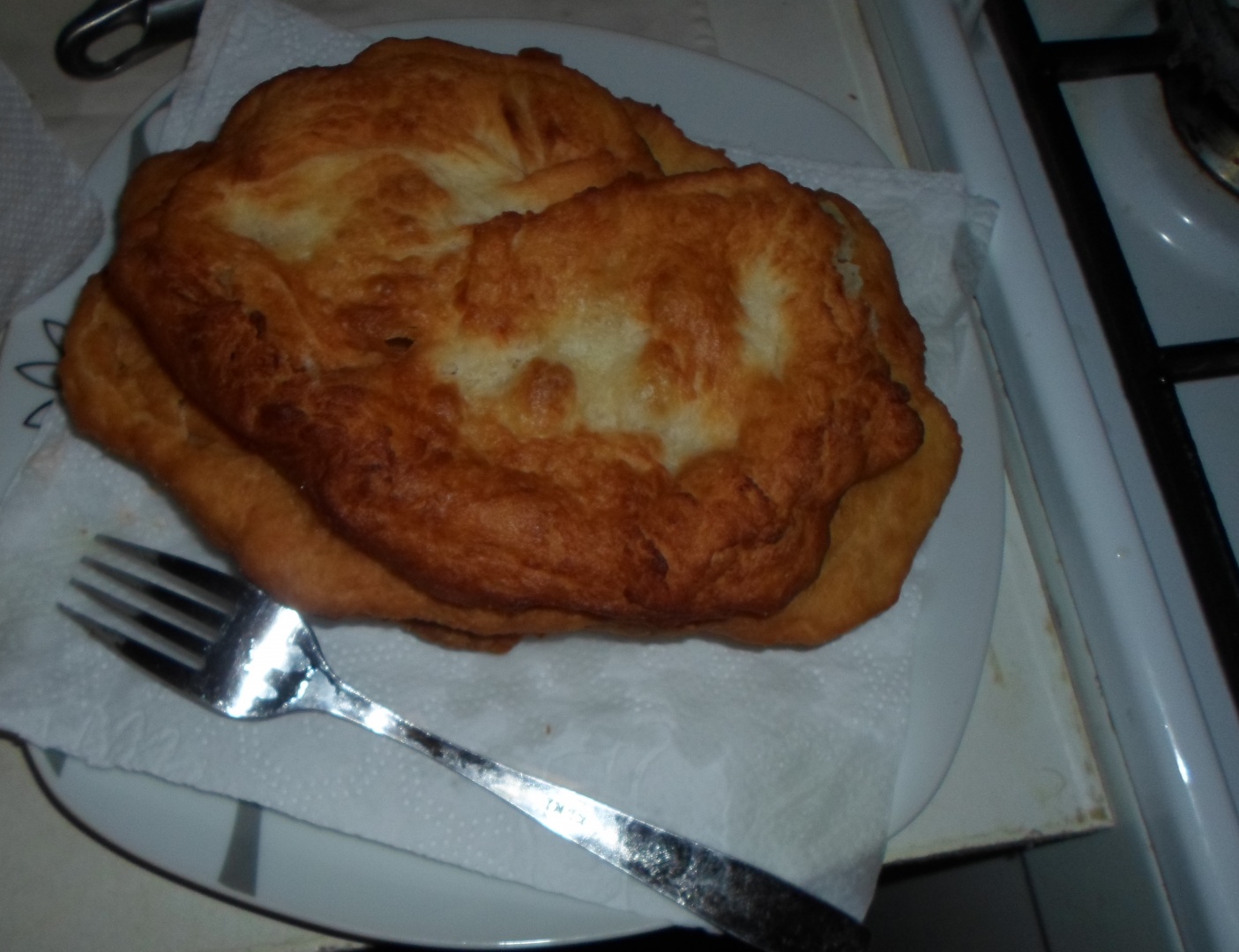 Langosi cu usturoi, smantana si branza