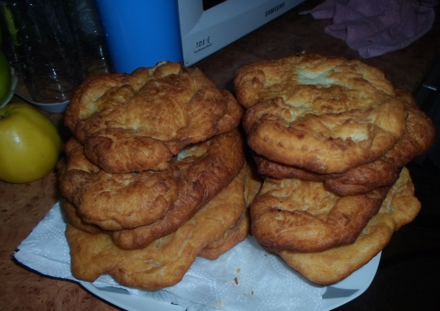 Langosi cu usturoi, smantana si branza