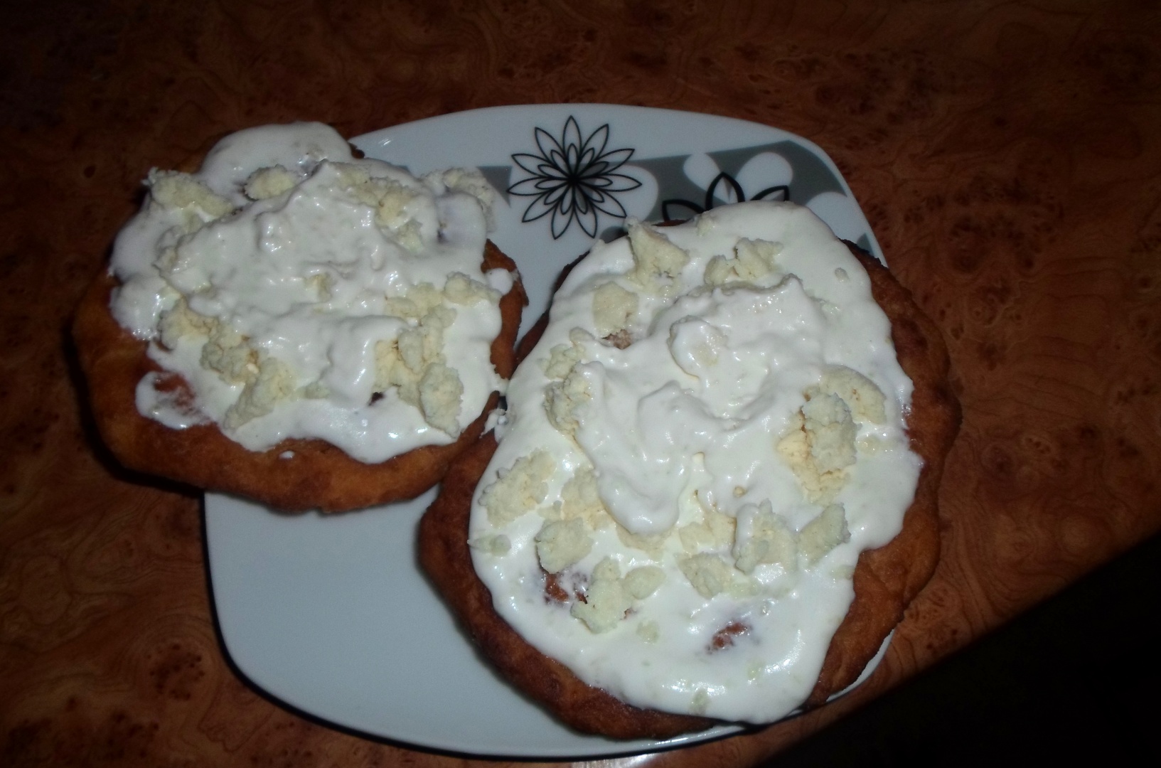 Langosi cu usturoi, smantana si branza