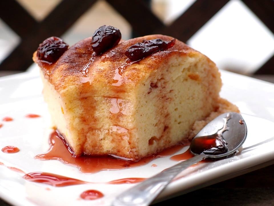 Budincă de griş cu dulceaţă de vişine