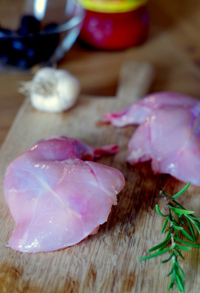 Pulpe de iepure în sos de roşii şi măsline