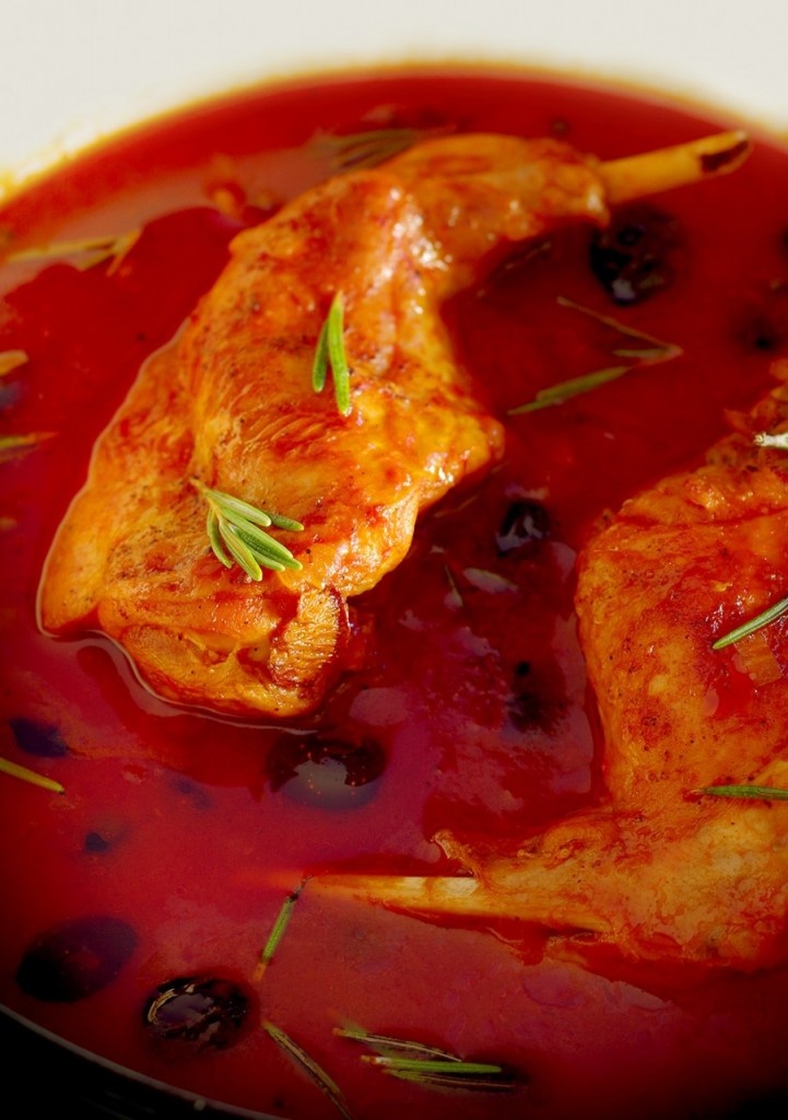 Pulpe de iepure în sos de roşii şi măsline