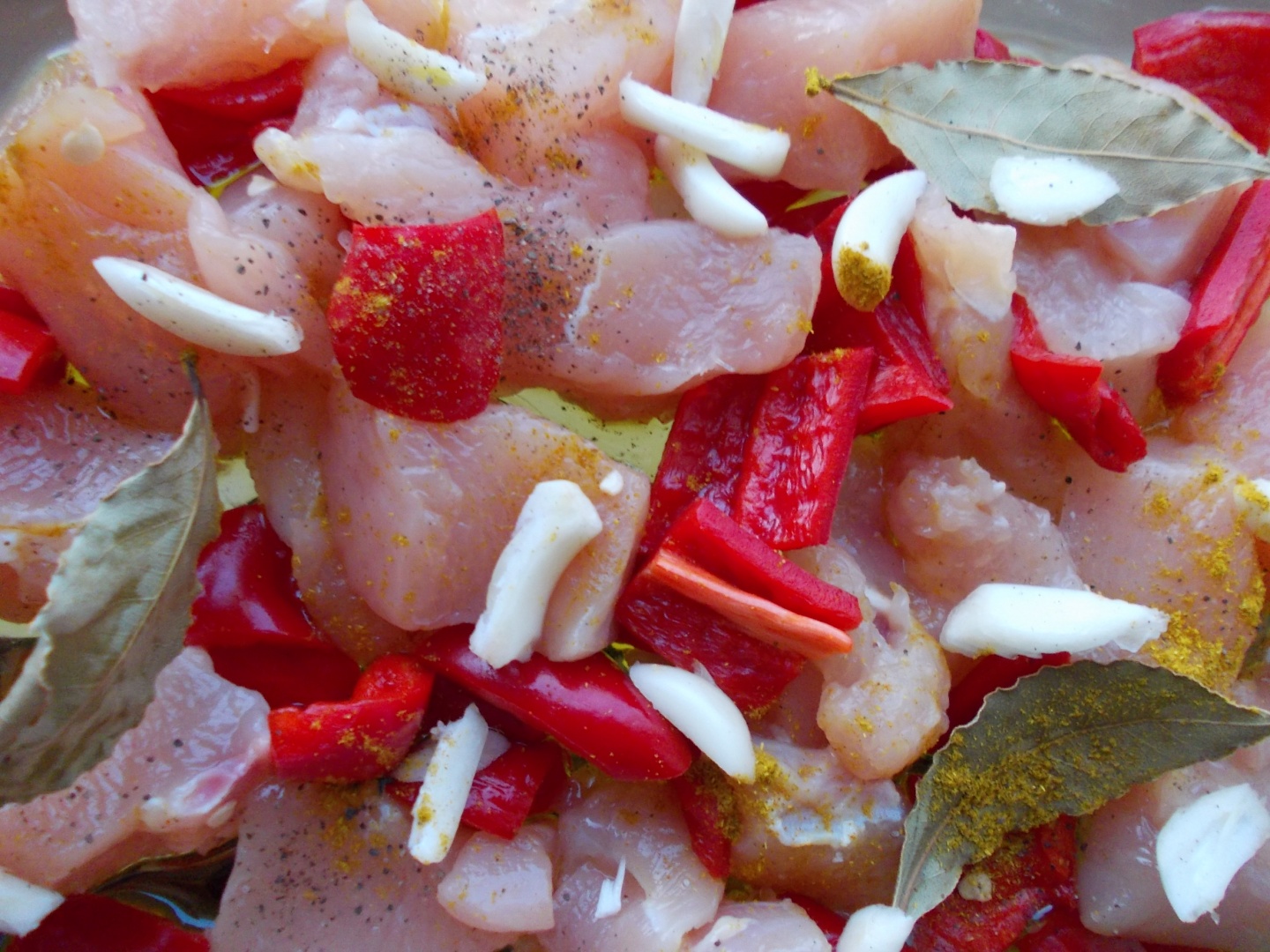 Pui indian cu ardei, curry si dafin