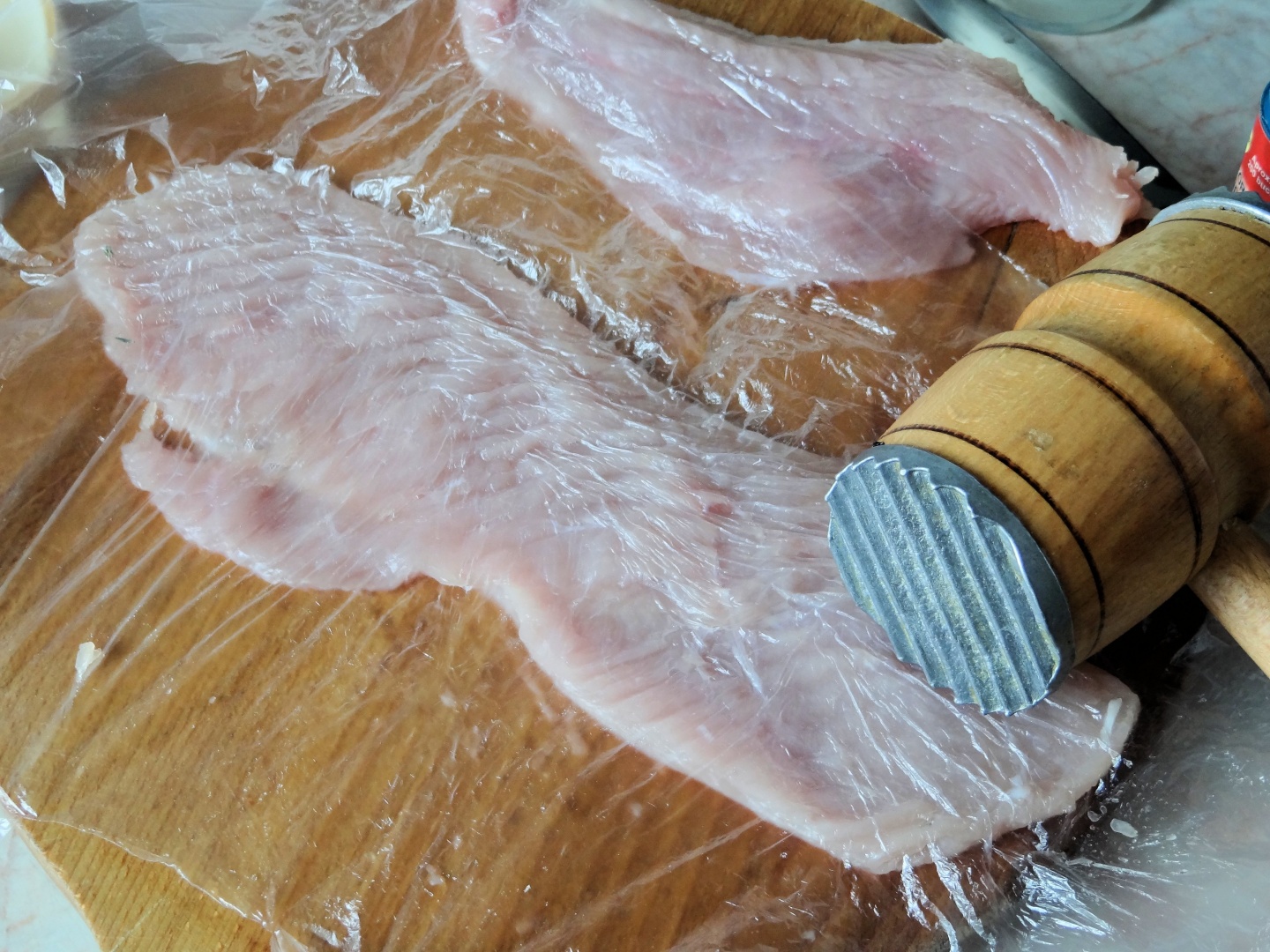 Rulouri de curcan cu sunca afumata, in sos bechamel