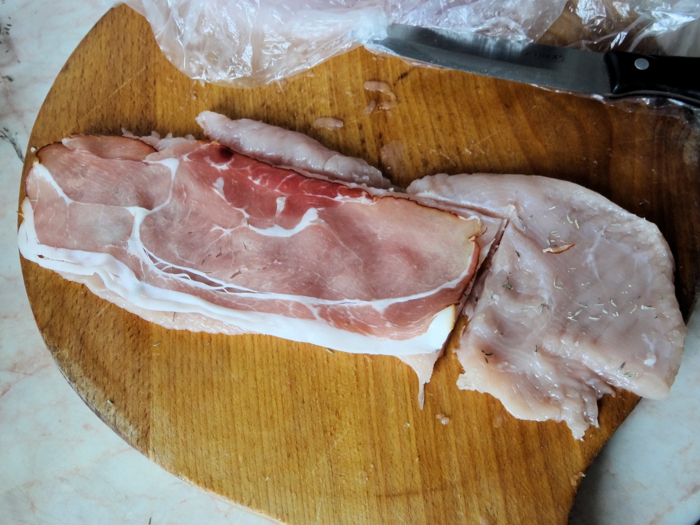 Rulouri de curcan cu sunca afumata, in sos bechamel