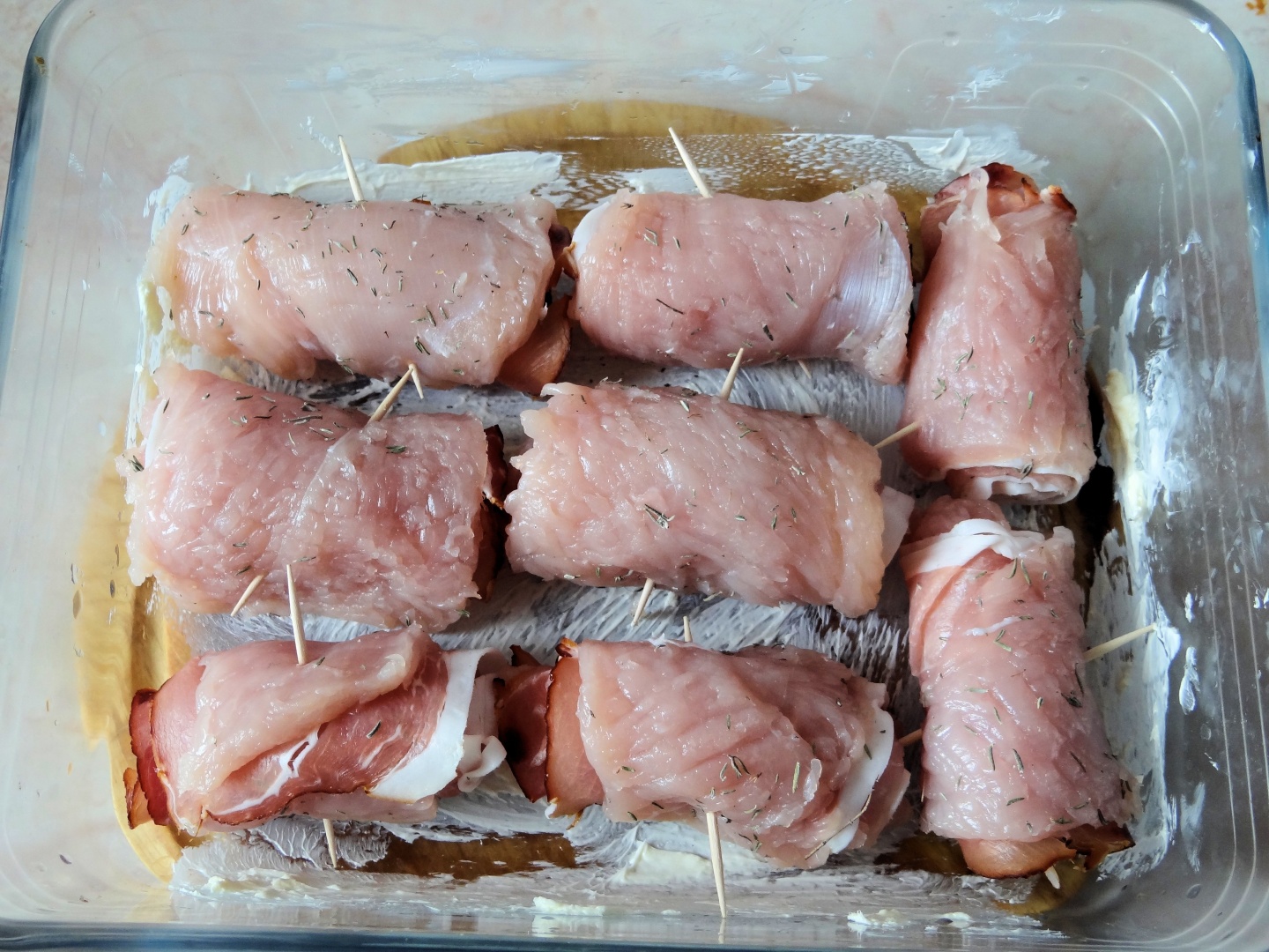 Rulouri de curcan cu sunca afumata, in sos bechamel