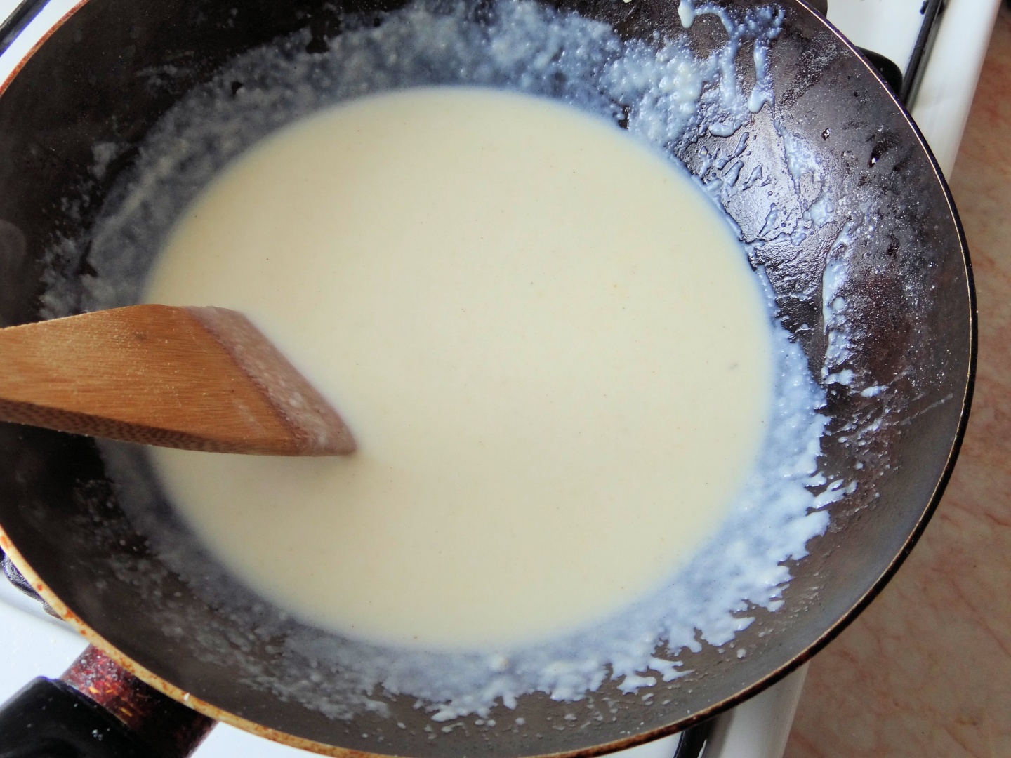 Rulouri de curcan cu sunca afumata, in sos bechamel