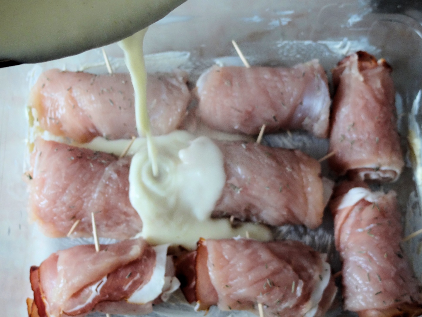 Rulouri de curcan cu sunca afumata, in sos bechamel