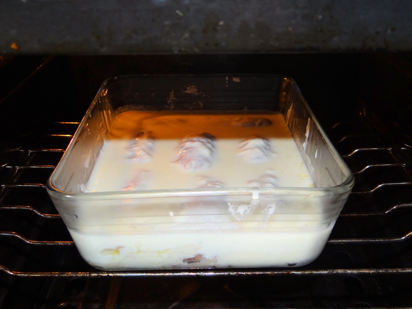 Rulouri de curcan cu sunca afumata, in sos bechamel