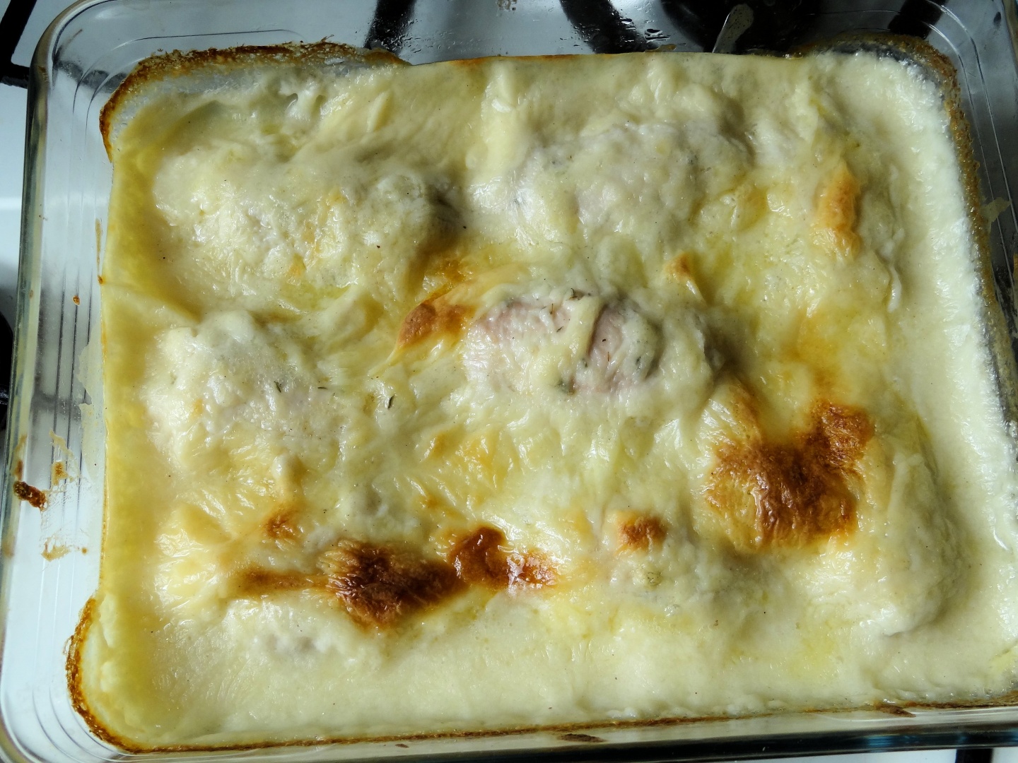 Rulouri de curcan cu sunca afumata, in sos bechamel