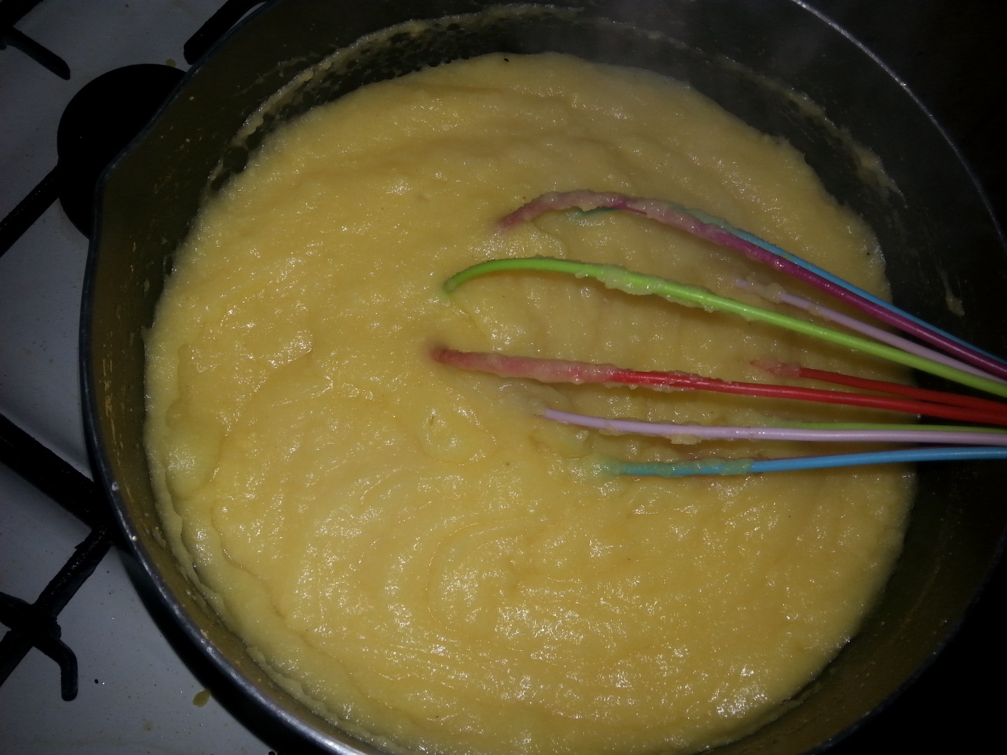 Chipsuri de mamaliga cu crema de branza