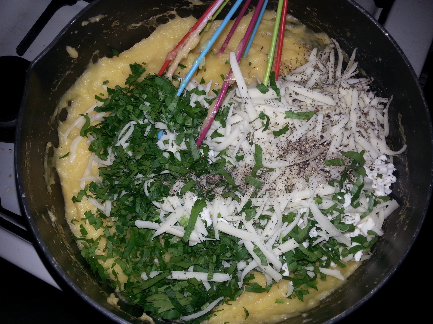 Chipsuri de mamaliga cu crema de branza