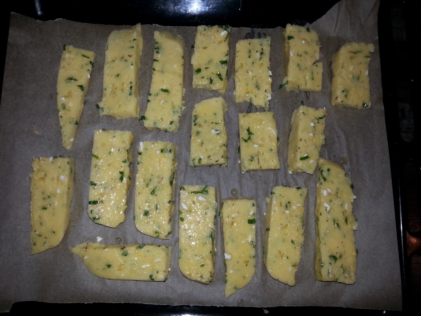 Chipsuri de mamaliga cu crema de branza