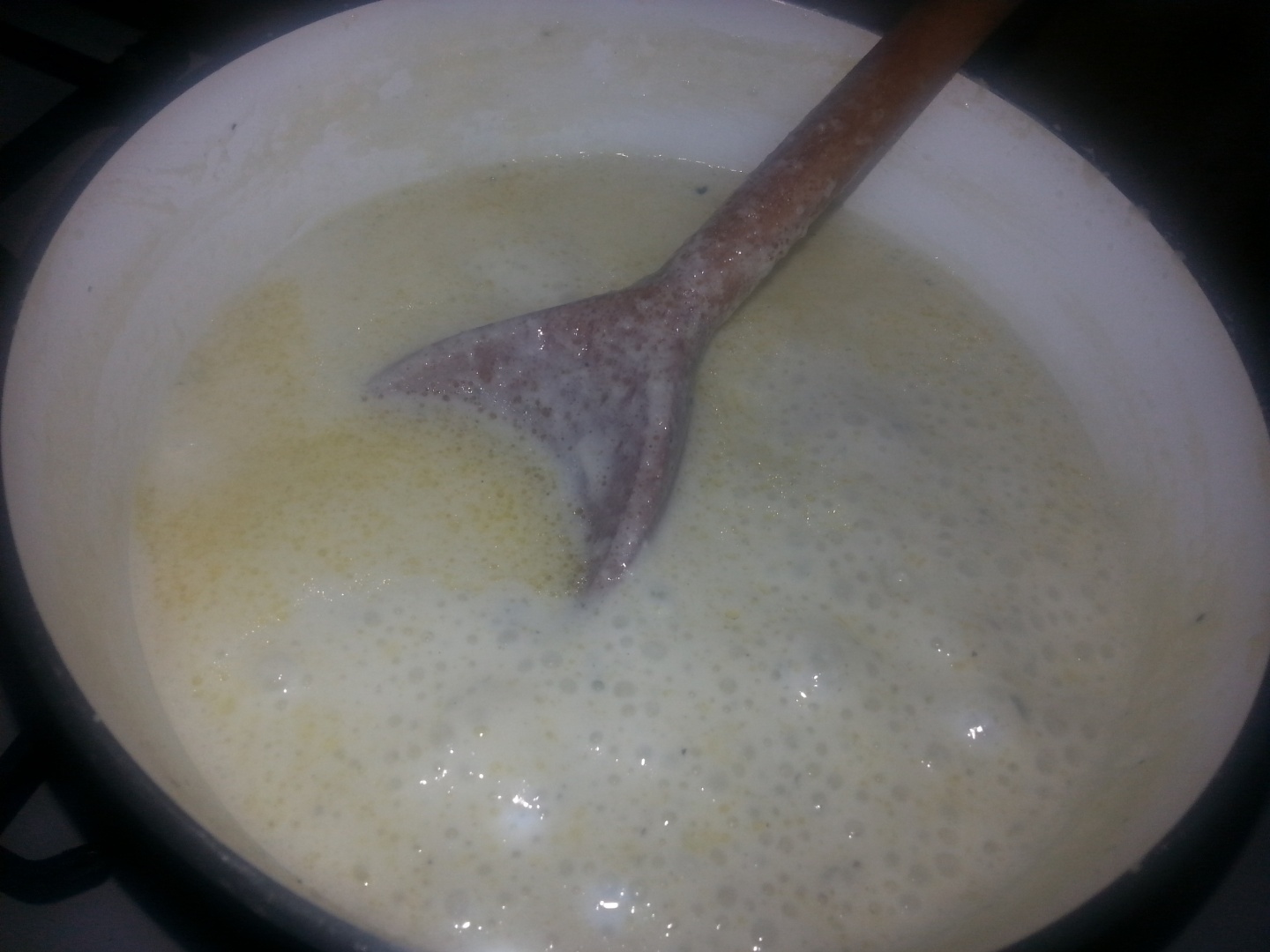 Chipsuri de mamaliga cu crema de branza