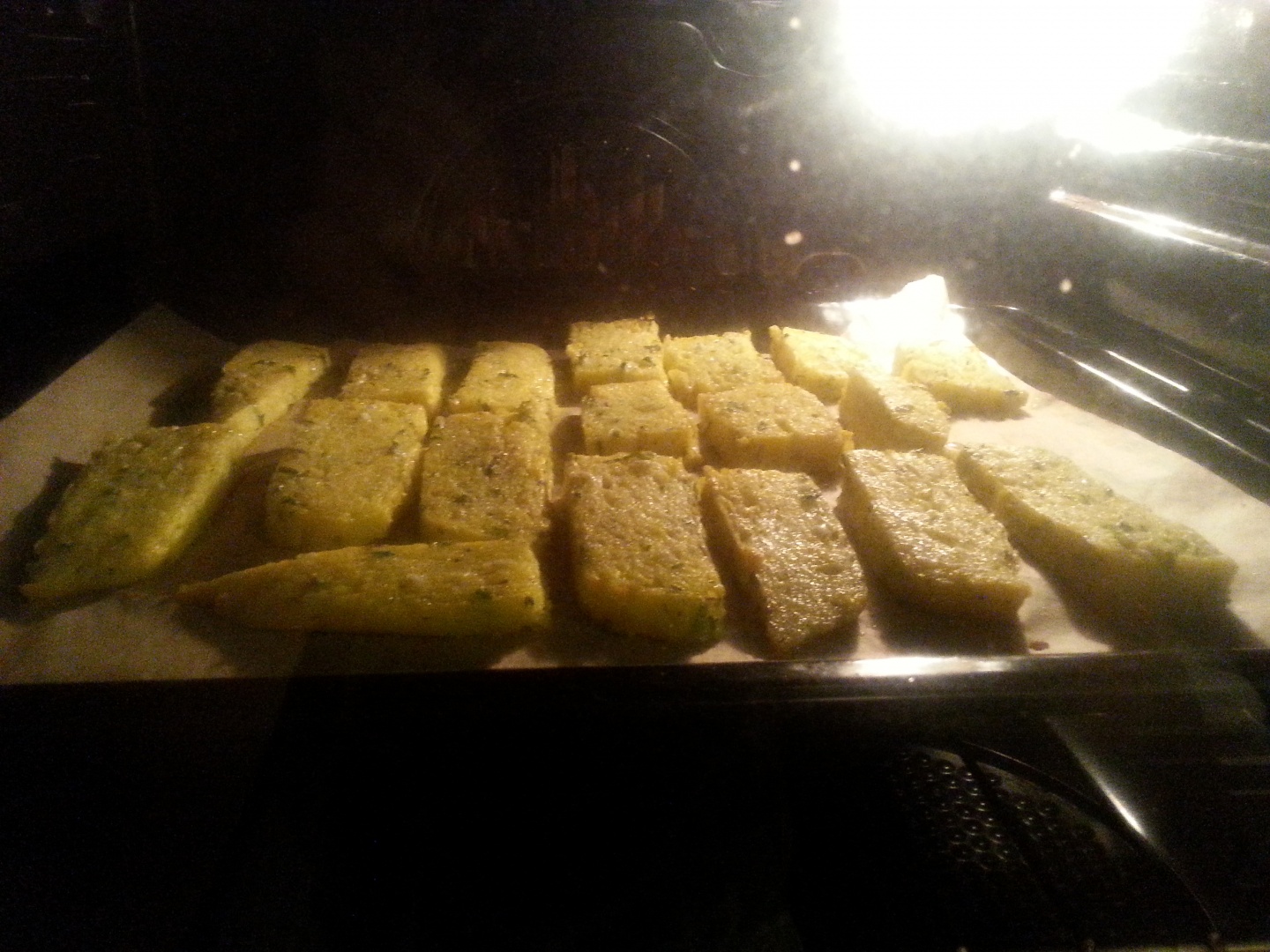 Chipsuri de mamaliga cu crema de branza