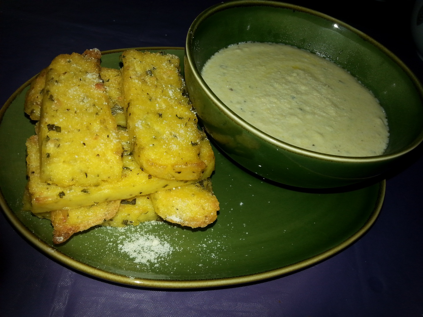 Chipsuri de mamaliga cu crema de branza