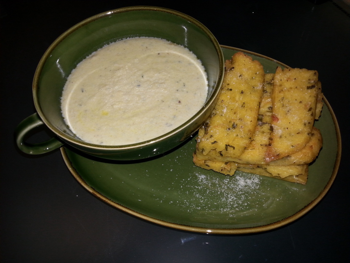 Chipsuri de mamaliga cu crema de branza