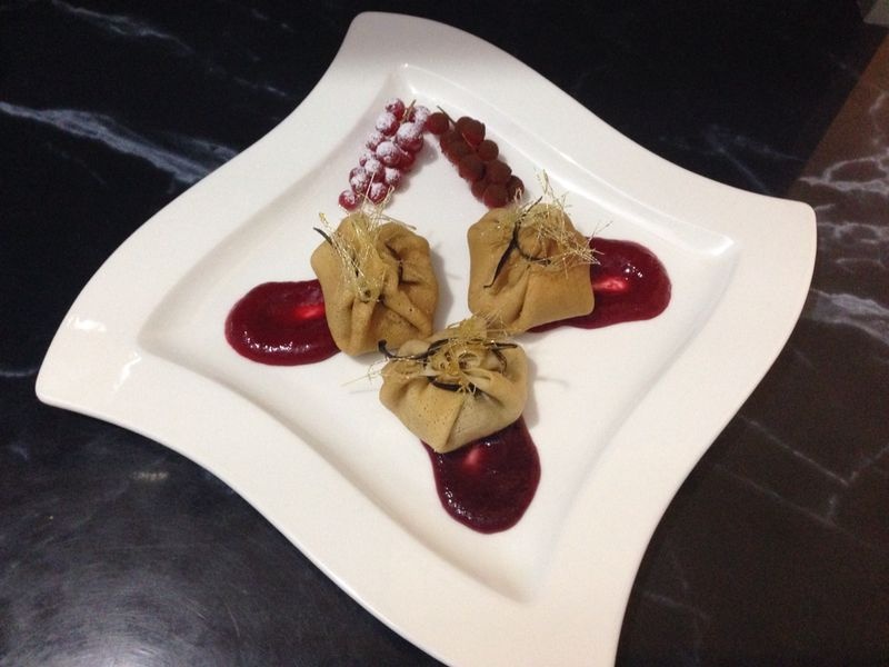 Clatite cu mousse de ciocolata si sos de cirese/zmeura