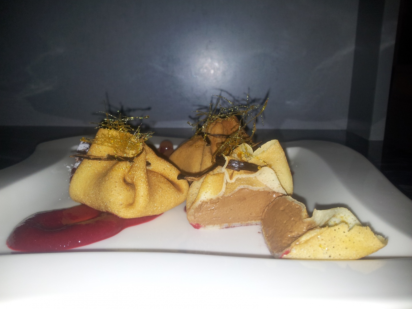 Clatite cu mousse de ciocolata si sos de cirese/zmeura