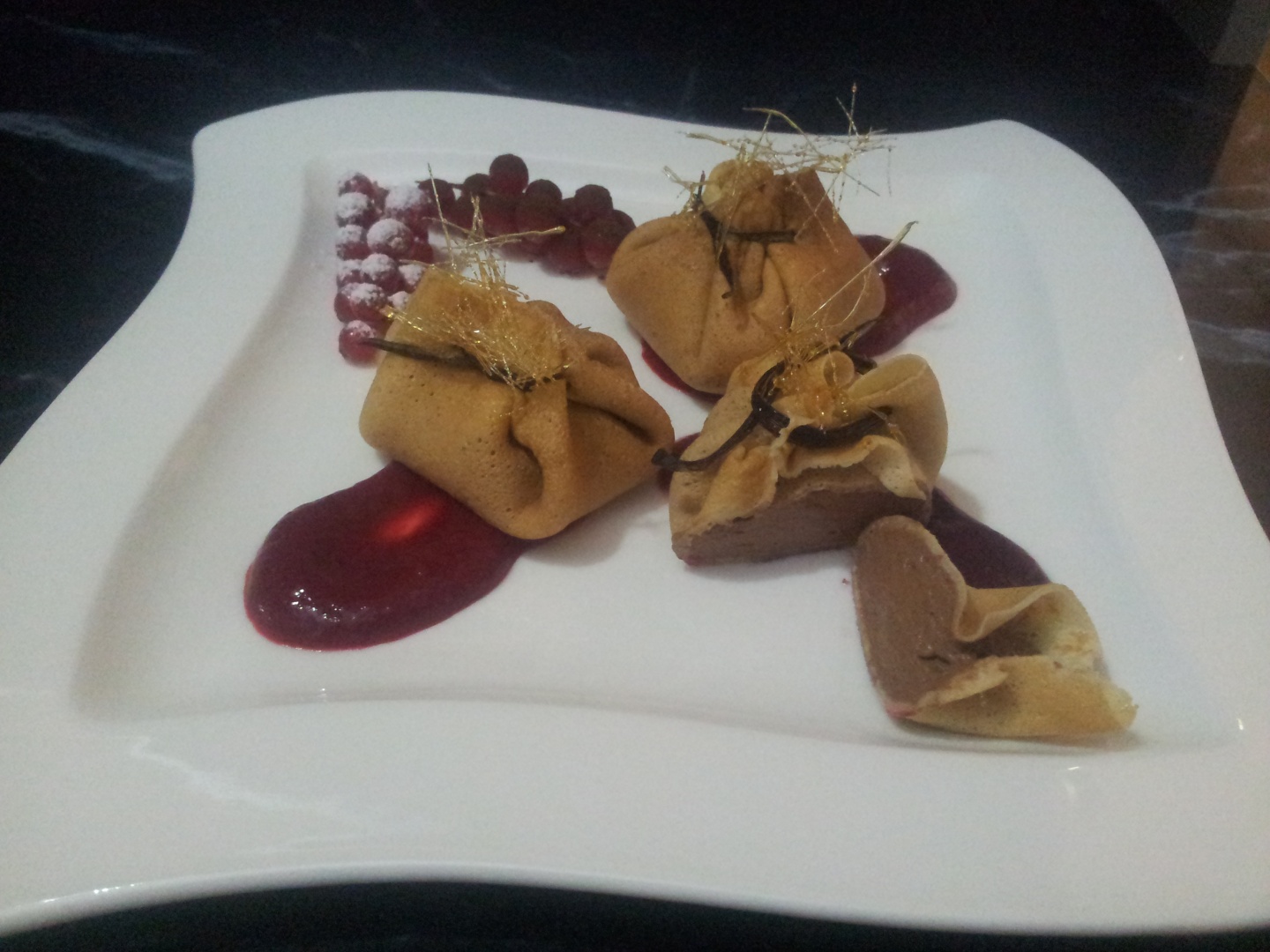 Clatite cu mousse de ciocolata si sos de cirese/zmeura