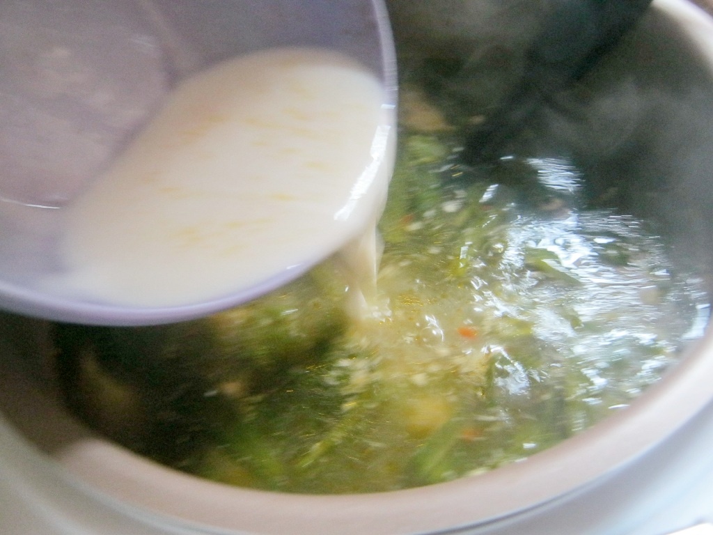 Ciorba de leurda cu ochiuri romanesti