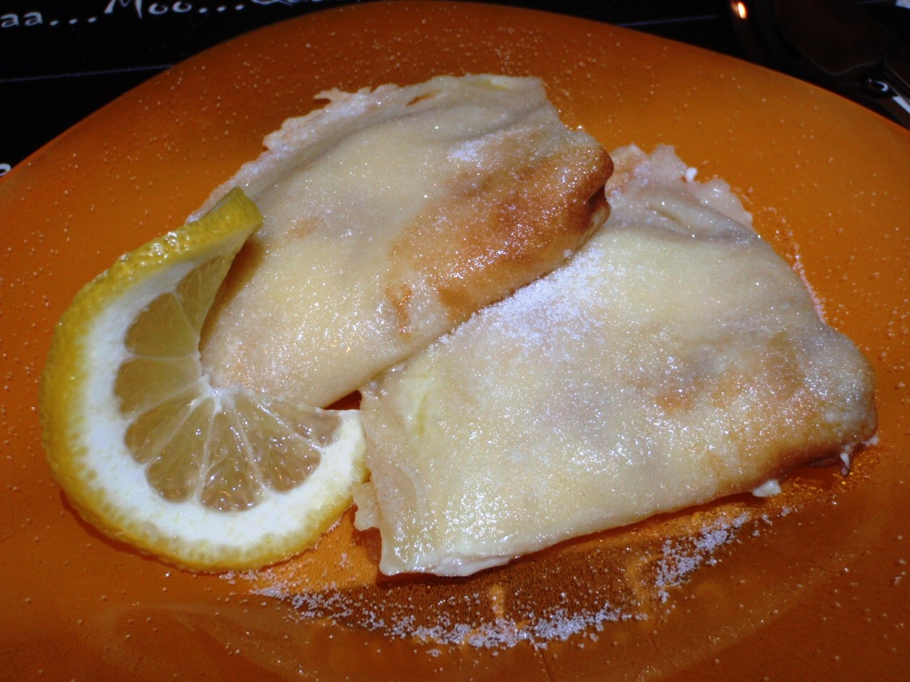 Clătite cu branza si sos de smantina dulce