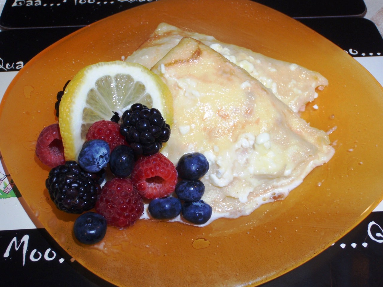 Clătite cu branza si sos de smantina dulce