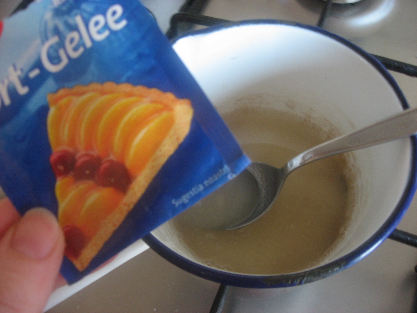 Prajitura fina cu sfecla si crema de branza