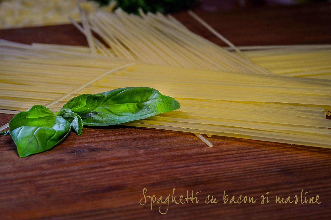 Spaghetti cu bacon si masline