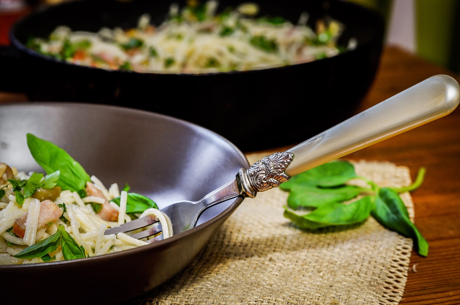 Spaghetti cu bacon si masline